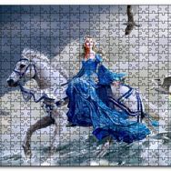 Cakapuzzle Beyaz Atlı Mavi Elbiseli Kız Deniz ve Martılar Mdf 500 Parça Puzzle