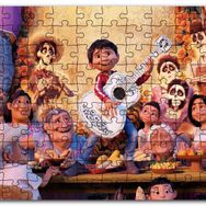 Cakapuzzle Coco Gitarist Çocuk ve Masada Tüm Karakterler Mdf 120 Parça Puzzle