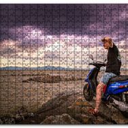Cakapuzzle Kayalıklar Deniz Bulutlar ve Motorlu Adam Mdf 1000 Parça Puzzle