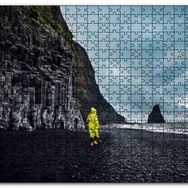 Cakapuzzle Kayalıklı Kumsalda Sarı Yağmurluklu Adam Mdf 1000 Parça Puzzle