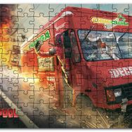 Cakapuzzle Marvel Deadpool ve Kırmızı Minibüs Mdf 120 Parça Puzzle
