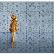 Cakapuzzle Mavi Duvar Önündeki Sarı Kedi Mdf 120 Parça Puzzle