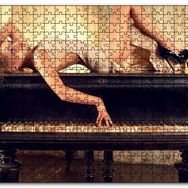 Cakapuzzle Piyano Üzerine Uzanmış Sarışın Kadın Mdf 1000 Parça Puzzle