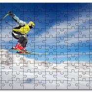 Cakapuzzle Sarı ve Beyaz Ceketli Spor Kayakçı Mdf 500 Parça Puzzle