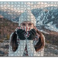 Cakapuzzle Soğuk Dağlar ve Beyaz Bereli Kız Mdf 500 Parça Puzzle