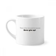 Dıythinker 170 ml Beyaz Alıntı Never Give Up Mini Kahve Seramik Kupa