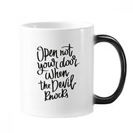 Dıythinker 350 ml Open Not Your Door When The Devil Knocks Alıntı Değişen Renk Kupa