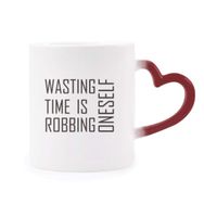 Dıythinker Kırmızı Çok Renkli Alıntı Wasting Time Is Robbing Oneself Morphing Isıya Duyarlı Kalp Kupa