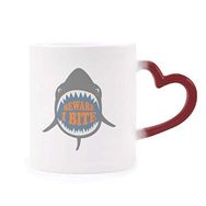 Dıythinker Kırmızı Çok Renkli Beware I Bite Shark Resimli Şekil Isıya Duyarlı Kalp Kupası