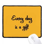 Dıythinker Siyah Every Day Is A Gift İlham Verici Kaymaz Fare Altlığı