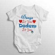 Dünya Bir Yana Dedem Bir Yana Yazılı Baskılı Beyaz Bebek Zıbını