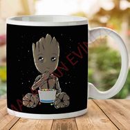 Groot Eating Candies Baskılı Kupa