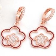 Gumush T8210 ​Rose Sallantılı Çiçek Desenli Kadın Gümüş Küpe