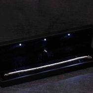 Gumush T8427 Işıklı Kutulu 4 mm Beyaz Taşlı Su Yolu Kadın Gümüş Bileklik