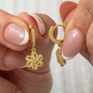 Gumush T8816 ​Sallantılı Gold Çiçek Kadın Gümüş Küpe