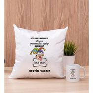 Hediye Dükkanı Kişiye Özel Biz Akıllanmayız Tasarım Esprili Beyaz Kupa Bardak ve Kare Yastık