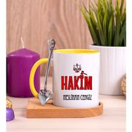 Hediye Dükkanı Kişiye Özel Hakim Ahşap Altlıklı Kaşıklı Sarı Kupa
