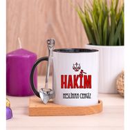 Hediye Dükkanı Kişiye Özel Hakim Ahşap Altlıklı Kaşıklı Siyah Kupa Bardak
