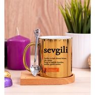 Hediye Dükkanı Kişiye Özel Sevgili Kelimesi için Anlam Baskılı Ahşap Altlıklı Kaşıklı Gold Kupa Bardak