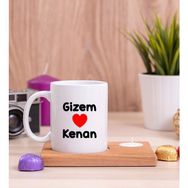 Hediye Dükkanı Kişiye Özel Sevgililere Özel İsim Yazılı Ahşap Altlıklı Mumlu Beyaz Kupa Bardak
