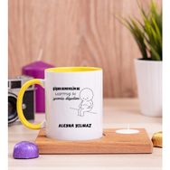 Hediye Dükkanı Kişiye Özel Varmış Ki Yemiş Diyelim Esprili Ahşap Altlıklı Mumlu Sarı Kupa Bardak