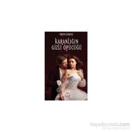 Karanlığın Gizli Öpücüğü - Christina Courtenay