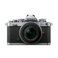 Nikon Z FC Kit Z Dx 16-50 mm 1:3.5-6.3 Vr Silver Edition 20.9 Mp 2.36 Oled Vizör Hybrid Af 100-51.200 4K Uhd Fotoğraf Makinesi