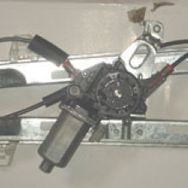 Peugeot 206-HB 1999-2009 Sol Elektrikli Motorlu Ön Cam Krikosu