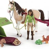 Schleich 42533 At Kulübü Sarah'ın Kamp Macerası Figür