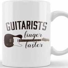 Baskı Dükkanı Guitarists Finger Faster Musician Funny Guitar Pun Kupa