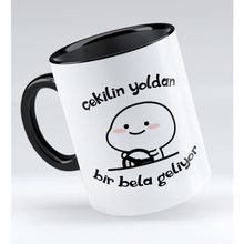 BK 1 Gift Bir Bela Geliyor Tasarımlı Siyah Kupa Bardak