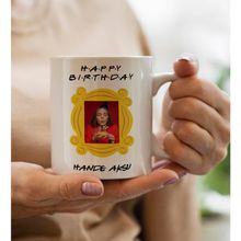 BK Gift Kişiye Özel Friends Kapı Çerçevesi Tasarımlı Happy Birthday Beyaz Kupa Bardak