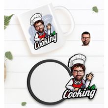 BK Kişiye Özel Erkek Chef Karikatürlü Beyaz Kupa ve Ahşap Bardak Altlığı Hediye Seti