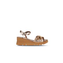 Bueno Shoes 01WY8609 Altın Açık Parlak Deri Kadın Dolgu Topuklu Sandalet