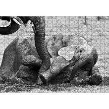 Cakapuzzle Annesiyle Çamurda Oynayan Yavru Fil Siyah Beyaz 120 Parça Ahşap Puzzle