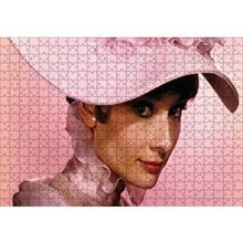 Cakapuzzle Audrey Hepburn Pembe Şapkalı ve Elbiseli Yakın Çekim 120 Parça Ahşap Puzzle