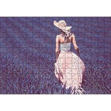 Cakapuzzle Lavanta Tarlasında Yürüyen Şapkalı Kadın 120 Parça Ahşap Puzzle