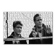 Cakapuzzle Marlon Brando ve Çocuk Tel Örgüler 120 Parça Ahşap Puzzle