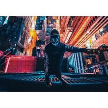 Cakapuzzle Neon Maskeli Adam ve Gökdelenler 120 Parça Ahşap Puzzle