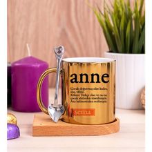 Hediye Dükkanı Kişiye Özel Anne Kelimesi için Anlam Baskılı Ahşap Altlıklı Kaşıklı Gold Kupa Bardak