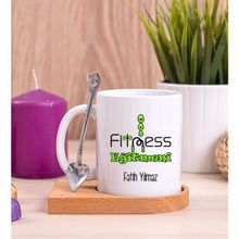 Hediye Dükkanı Kişiye Özel Fitness Eğitmeni Ahşap Altlıklı Kaşıklı Beyaz Kupa Bardak