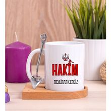 Hediye Dükkanı Kişiye Özel Hakim Ahşap Altlıklı Kaşıklı Beyaz Kupa Bardak