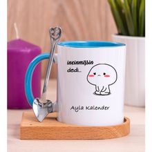 Hediye Dükkanı Kişiye Özel Incinmişsin Dedi Tasarım Esprili Ahşap Altlıklı Mavi Kupa Bardak
