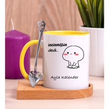 Hediye Dükkanı Kişiye Özel Incinmişsin Dedi Tasarım Esprili Ahşap Altlıklı Sarı Kupa Bardak