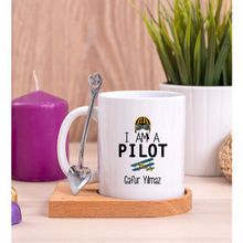 Hediye Dükkanı Kişiye Özel Pilot Baskılı Ahşap Altlıklı Kaşıklı Beyaz Kupa Bardak