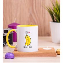 Hediye Dükkanı Kişiye Özel Sevimli Muzlar Ahşap Altlıklı Mumlu Sarı Kupa Bardak