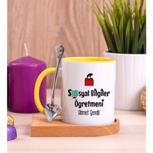 Hediye Dükkanı Kişiye Özel Sosyal Bilgiler Öğretmeni Ahşap Altlıklı Kaşıklı Sarı Kupa