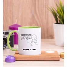 Hediye Dükkanı Kişiye Özel Varmış Ki Yemiş Diyelim Esprili Ahşap Altlıklı Mumlu Yeşil Kupa Bardak