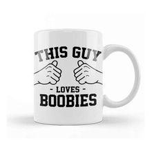 Humuts This Guy Loves Boobies Kupa Bardak