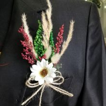 Lora Davet Damat Ve Arkadaşları İçin Yaka Çiçeği
